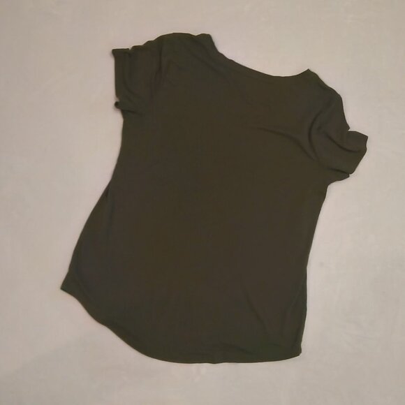 A.N.A. Top 💚 Hunter Green Short Sleeve Round Neck Top 💚 - Picture 2 of 4